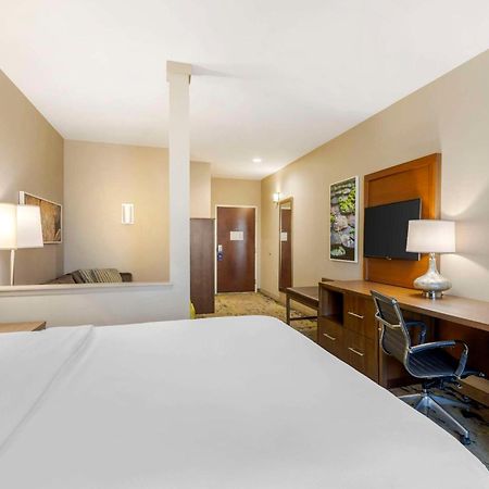 Comfort Inn & Suites Valdosta Bagian luar foto
